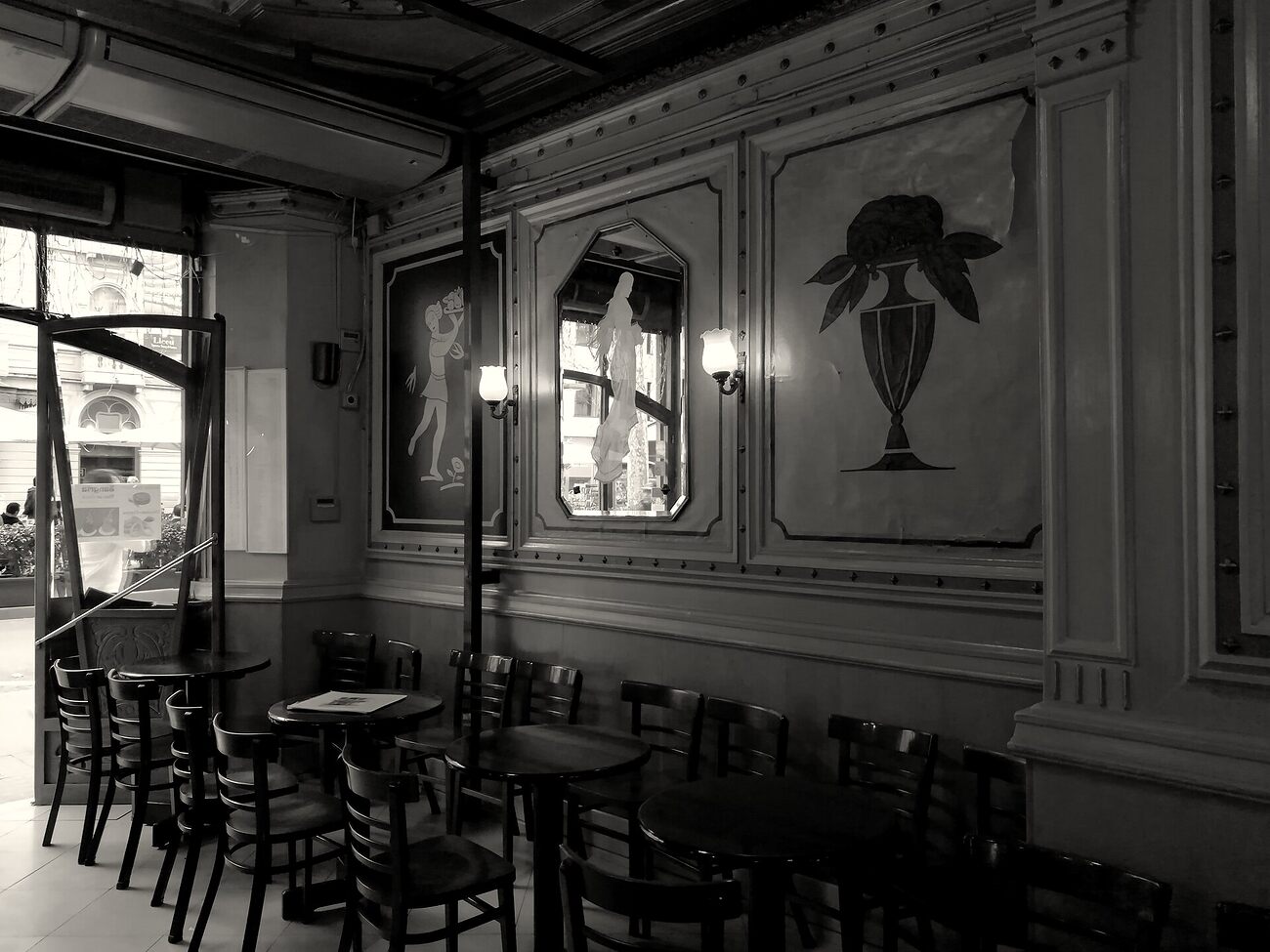 Inside Cafè de l’Òpera on La Rambla: modernista panels, mirrors and marble tables
