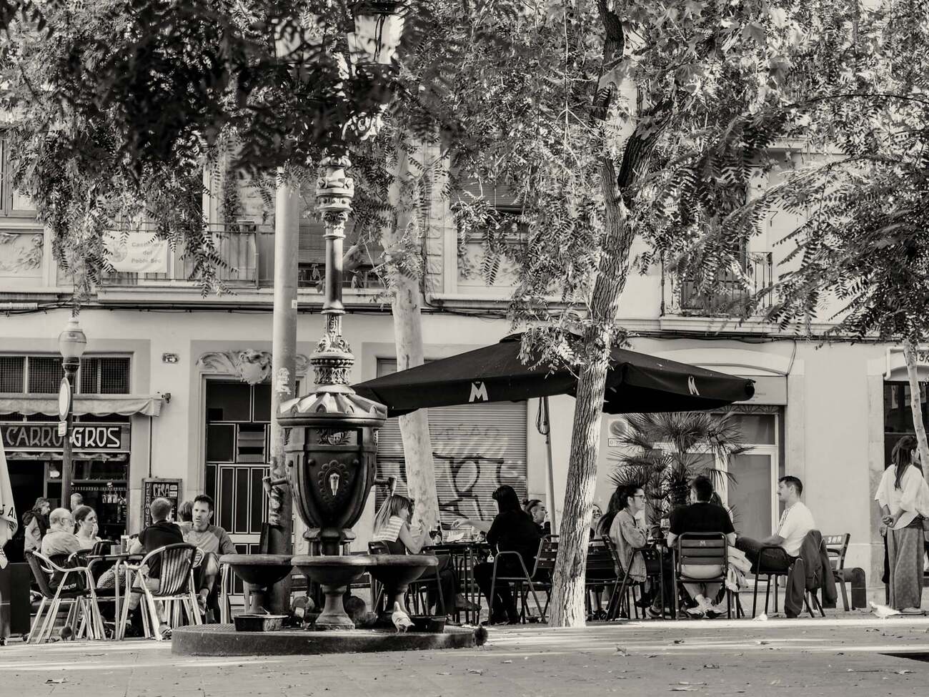 Neighbours sitting out at the terrace of Plaça del Sortidor, in Poble-sec